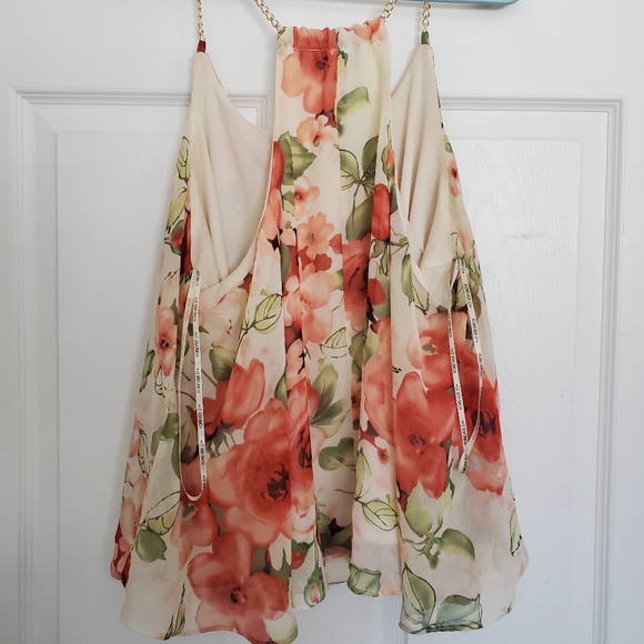 Chain Strap Flowy Tank Top - Picture 2 of 4